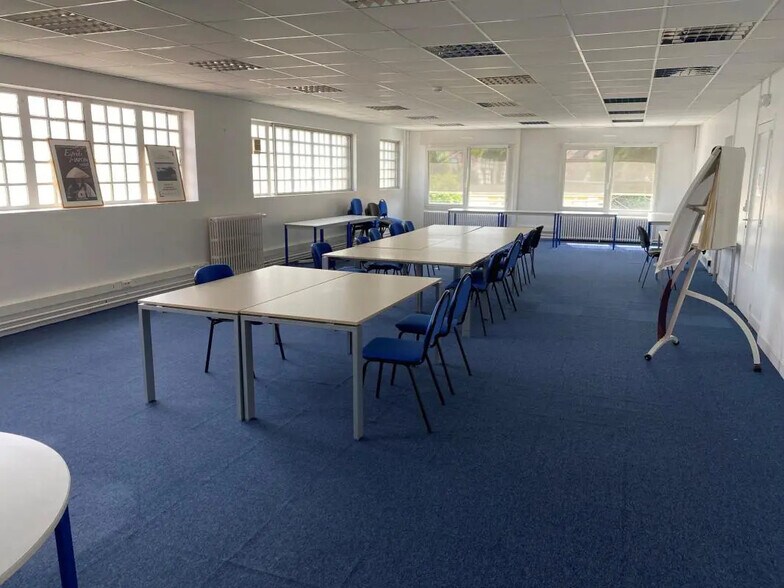 Bureau dans Le Mesnil-le-Roi à louer - Photo intérieure – Image 1 sur 15