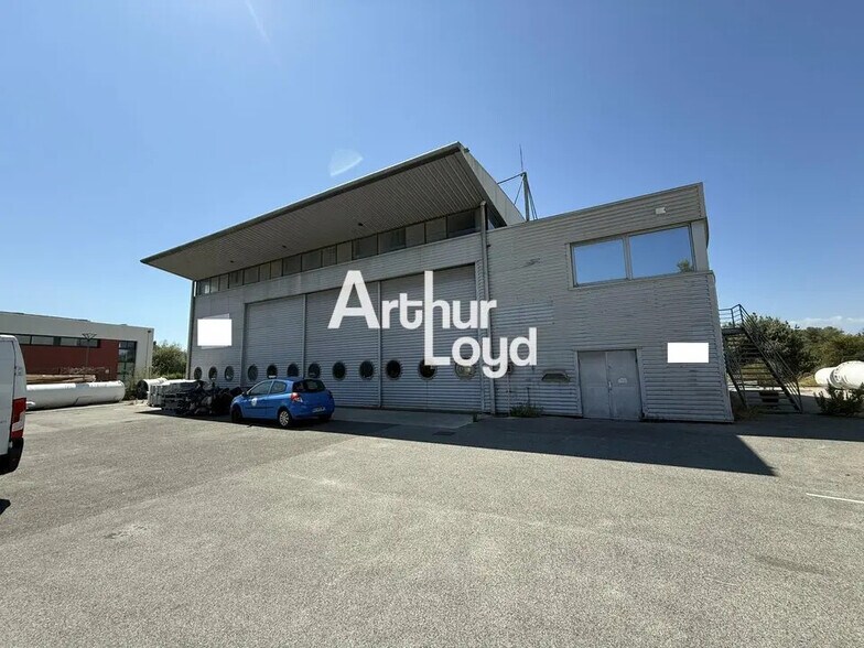 Local d’activités dans Saint-Raphaël à louer - Photo de l’immeuble – Image 3 sur 4
