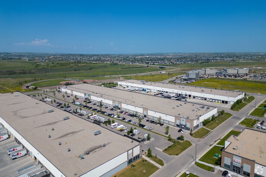572 Aero Dr NE, Calgary, AB à louer - Aérien – Image 2 sur 6