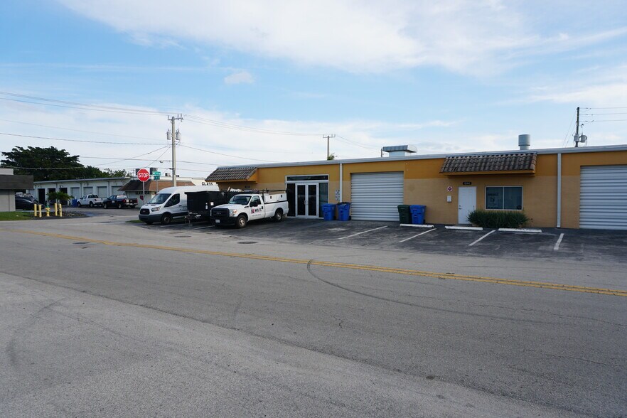 1042-1048 NE 44th St, Oakland Park, FL à vendre - Photo de l’immeuble – Image 2 sur 21