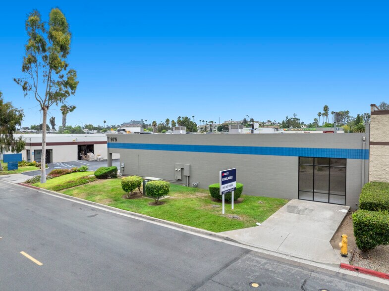 975 Rancheros Dr, San Marcos, CA à louer - Photo de l’immeuble – Image 3 sur 7