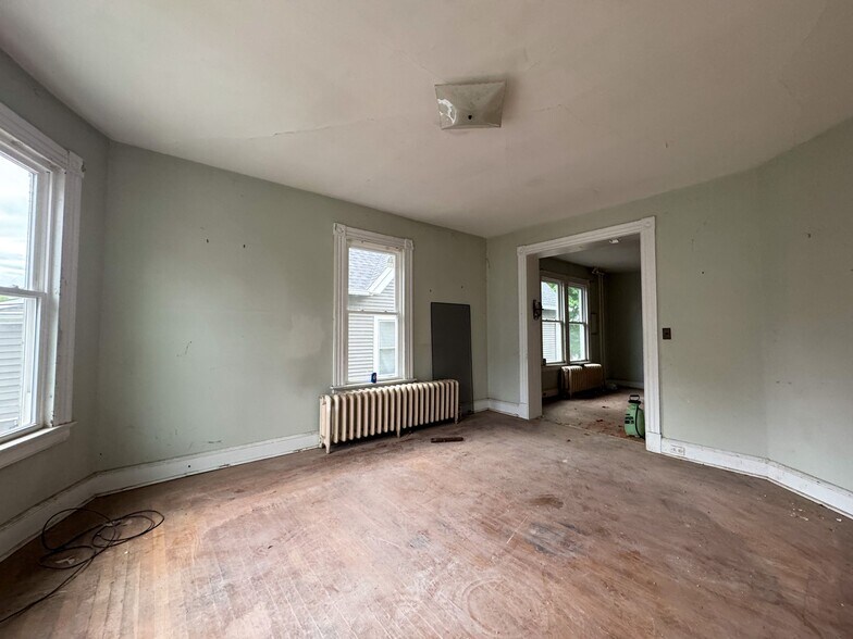 145 Chestnut Ave, Waterbury, CT à vendre - Photo de l’immeuble – Image 2 sur 9