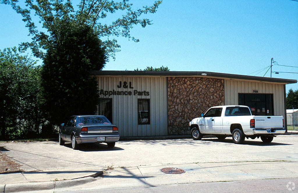 7924 Carr St, Dallas, TX à louer Photo de l’immeuble– Image 1 sur 3