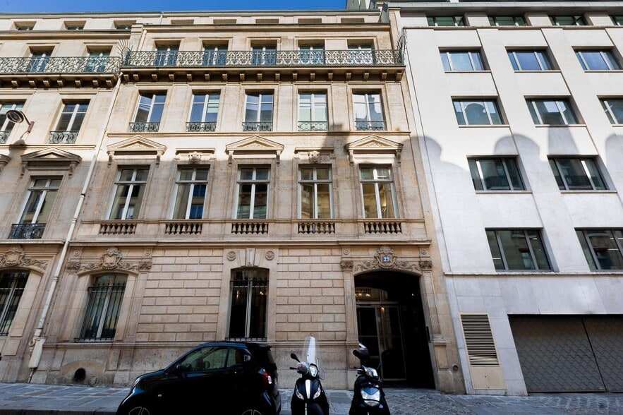 27 Rue De Bassano, Paris à louer - Photo de l’immeuble – Image 3 sur 10