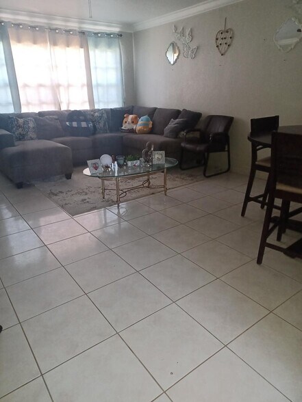 312 SW 2nd St, Pompano Beach, FL à vendre - Photo intérieure – Image 2 sur 4