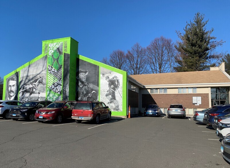 1100 New Britain Ave, West Hartford, CT à louer - Photo de l’immeuble – Image 1 sur 4
