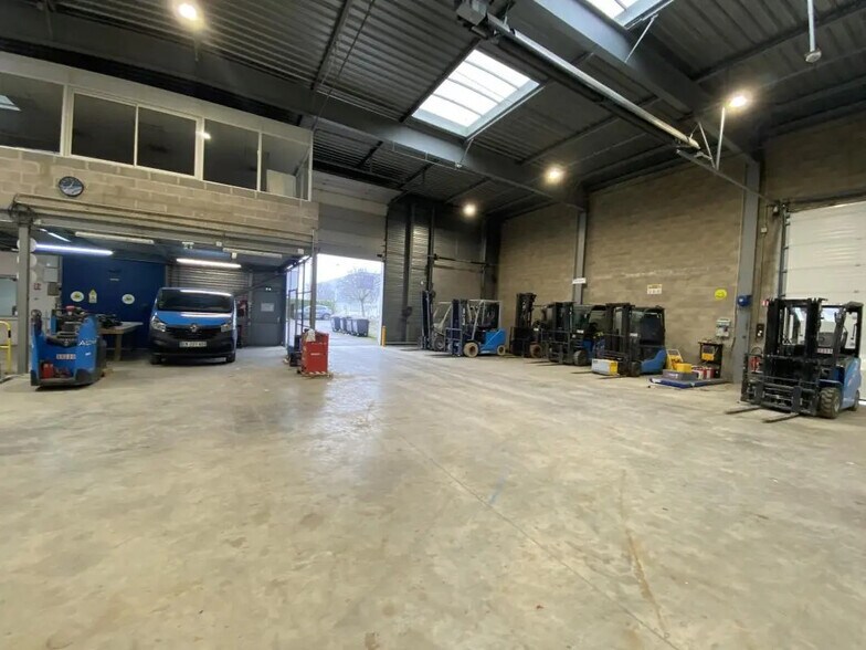 Bureau dans Lisses à louer - Photo de l’immeuble – Image 3 sur 9