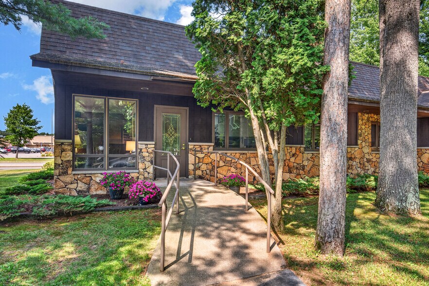 9758 W Lake Ave, Minocqua, WI à vendre - Photo de l’immeuble – Image 3 sur 52