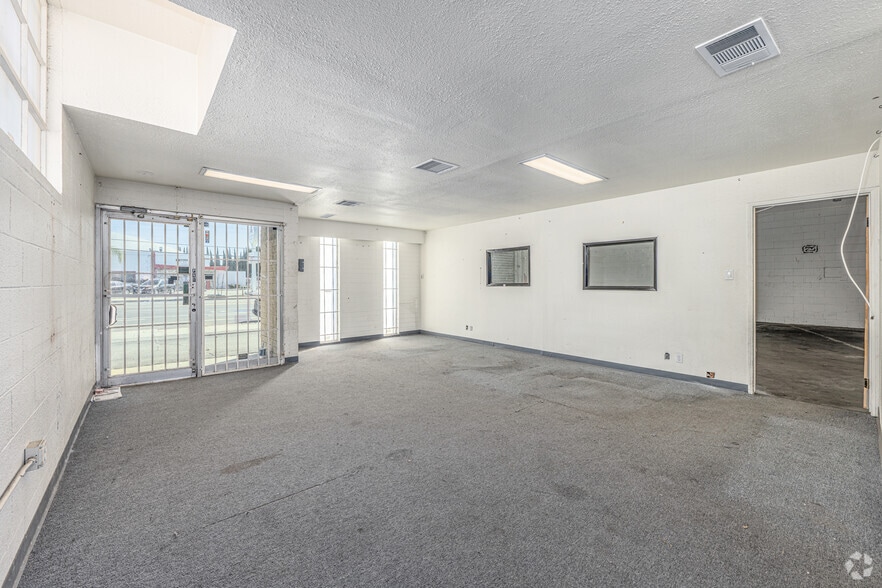 12311 Woodruff Ave, Downey, CA à louer - Photo intérieure – Image 3 sur 15