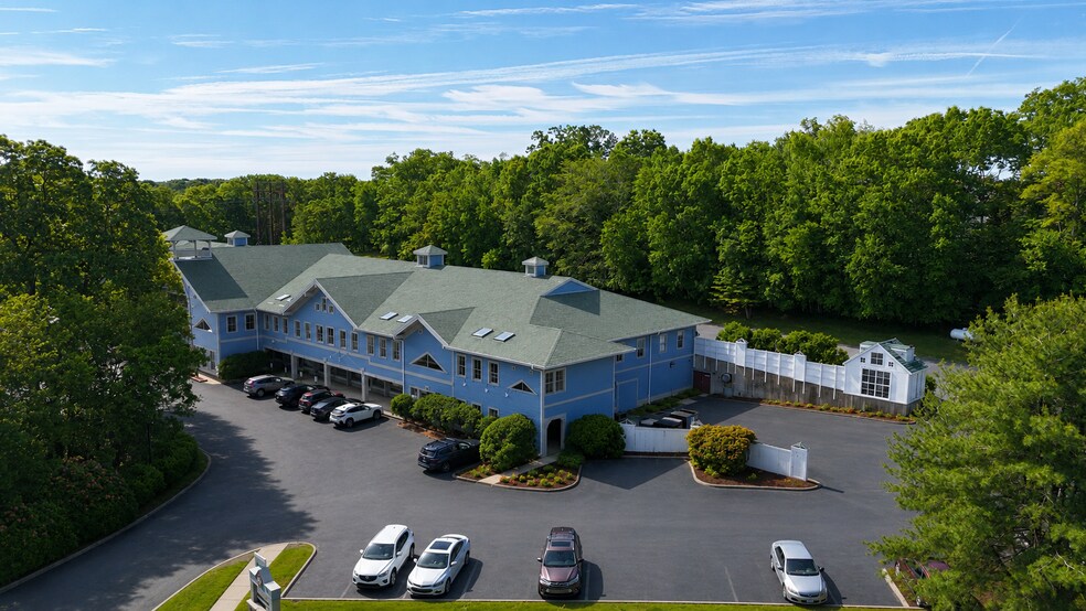 23 Clara Dr, Mystic, CT à louer - Photo de l’immeuble – Image 3 sur 19