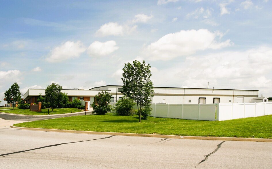 1325 SW Market St, Lee's Summit, MO à louer - Photo de l’immeuble – Image 2 sur 14