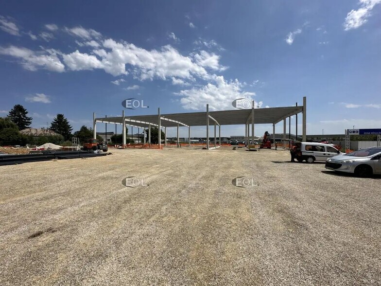 Local d’activités dans Servon à louer - Photo de la construction – Image 2 sur 5