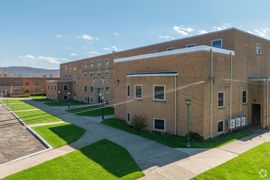 400 Riverside Dr, Johnson City, NY à louer - Photo principale – Image 1 sur 38