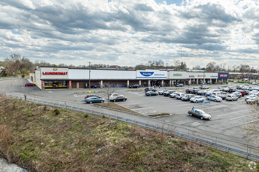 983 New Britain Ave, West Hartford, CT à louer - Photo principale – Image 1 sur 6