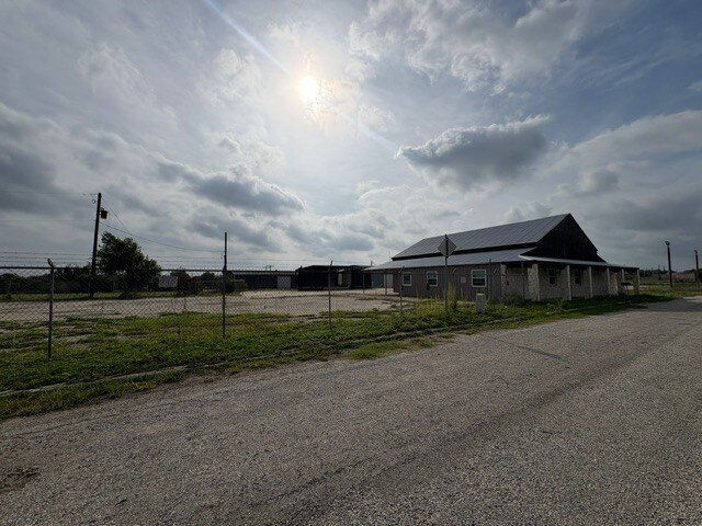 1500 Simmons Ave, Jourdanton, TX à vendre - Photo de l’immeuble – Image 3 sur 47