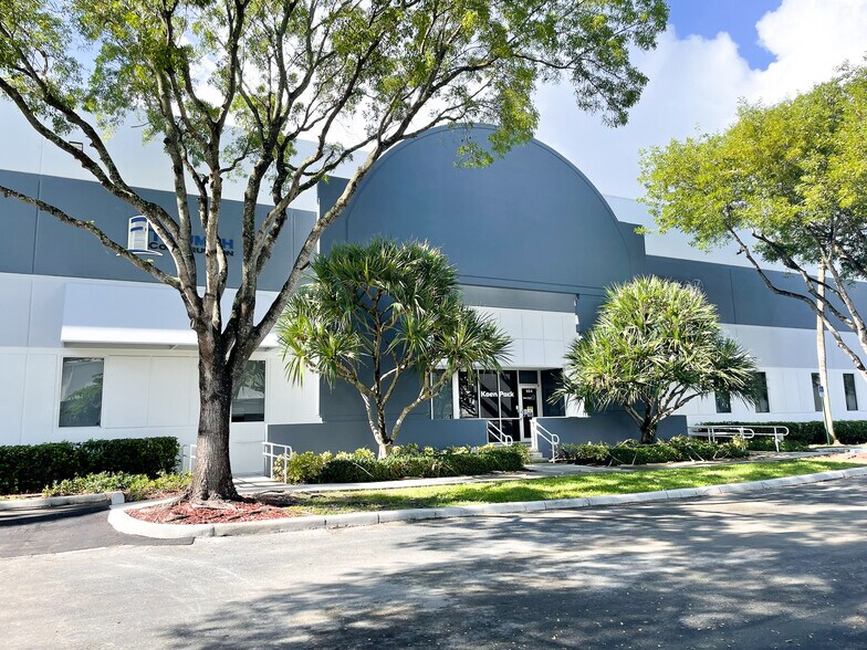 1530 NW 98th Ct, Miami, FL à louer - Photo de l’immeuble – Image 1 sur 7