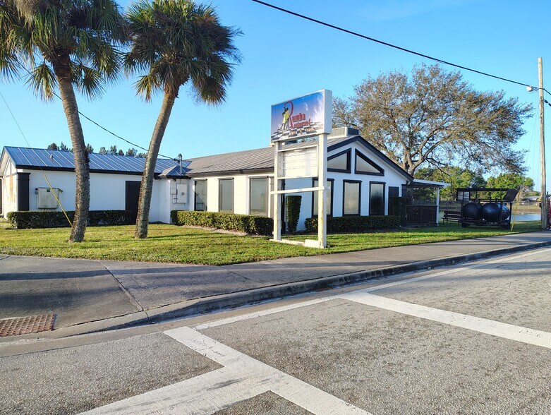 5701 Orange Ave, Fort Pierce, FL à louer - Photo de l’immeuble – Image 1 sur 7