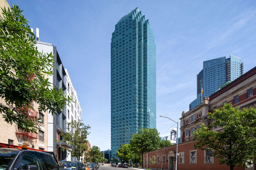 1 Court Sq, Long Island City, NY à louer - Photo de l’immeuble – Image 1 sur 12