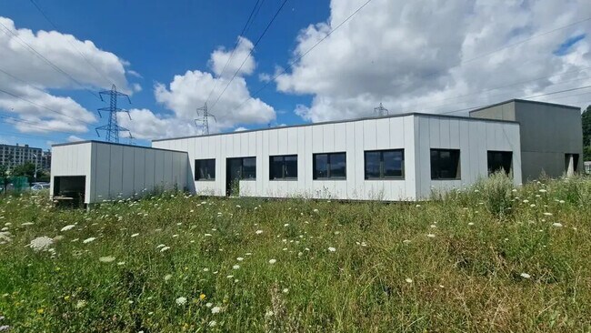 Plus de détails pour Local d'activités à louer