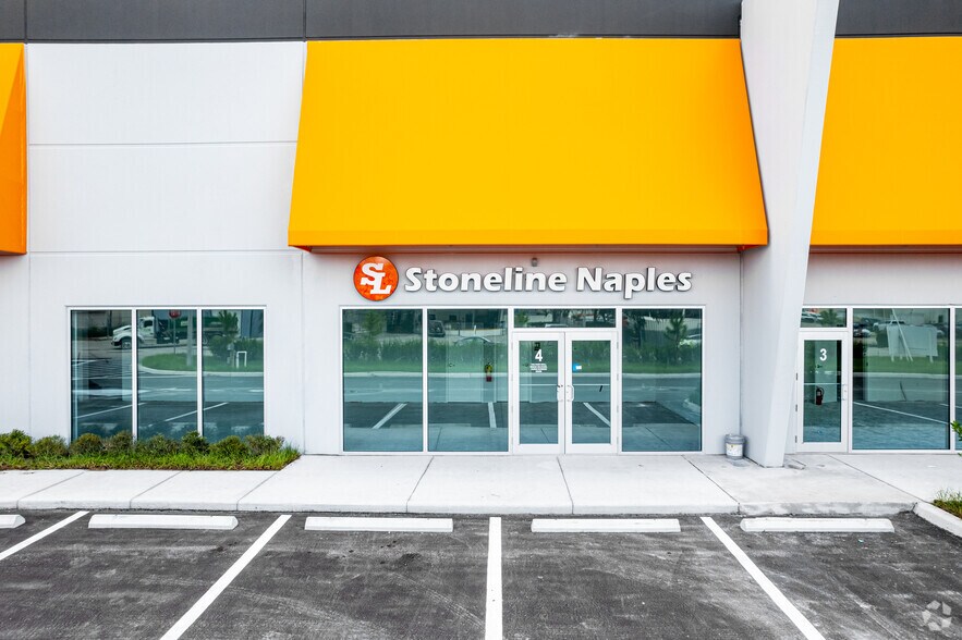 6100 Shirley St, Naples, FL à louer - Photo de l’immeuble – Image 2 sur 4