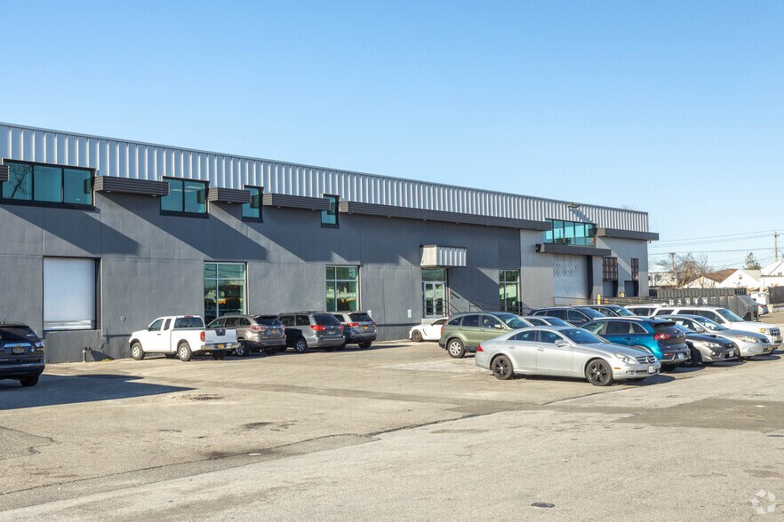 35 Engel St, Hicksville, NY à louer - Photo de l’immeuble – Image 3 sur 4