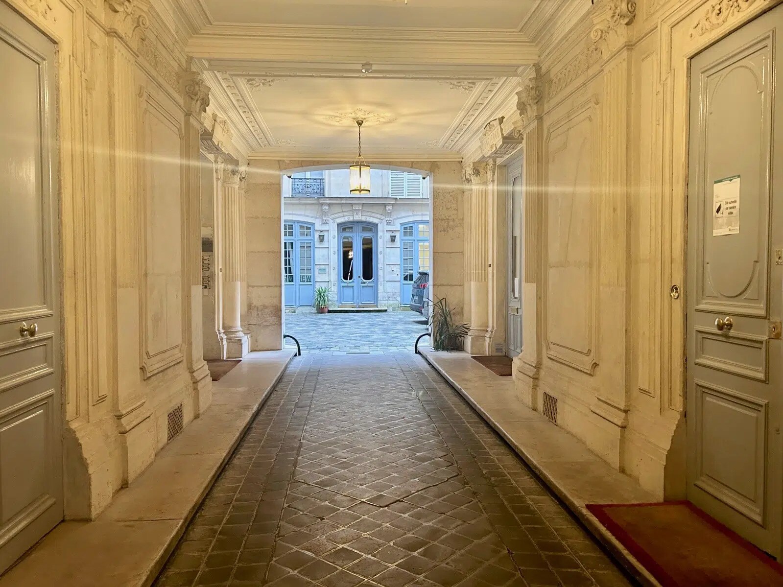 19 Rue De Marignan, Paris à louer Photo de l’immeuble– Image 1 sur 7