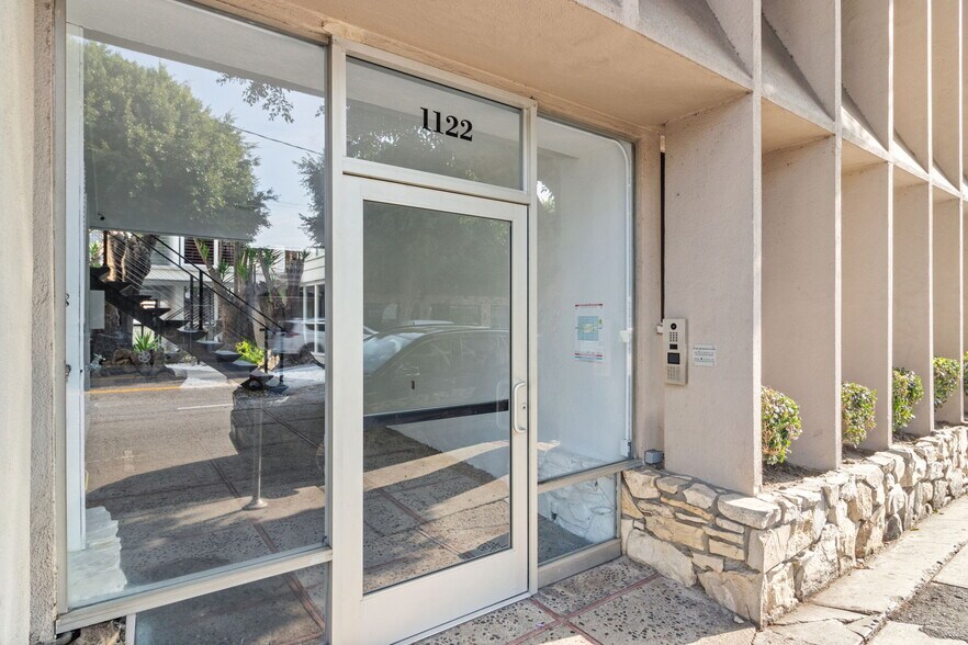 1122 S Robertson, Los Angeles, CA à louer - Photo de l’immeuble – Image 3 sur 4