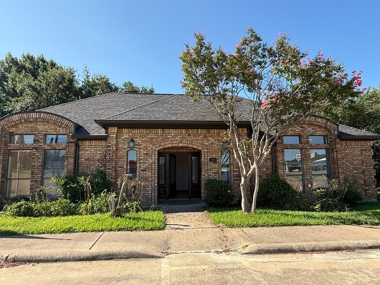 304 Harwood Rd, Bedford, TX à louer - Photo de l’immeuble – Image 1 sur 23