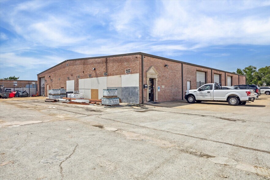 5711 Clarewood Dr, Houston, TX à louer - Photo de l’immeuble – Image 3 sur 4