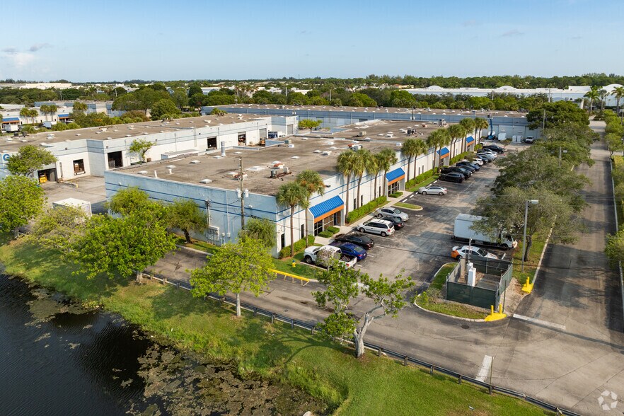6601 Lyons Rd, Coconut Creek, FL à louer - Photo de l’immeuble – Image 2 sur 6