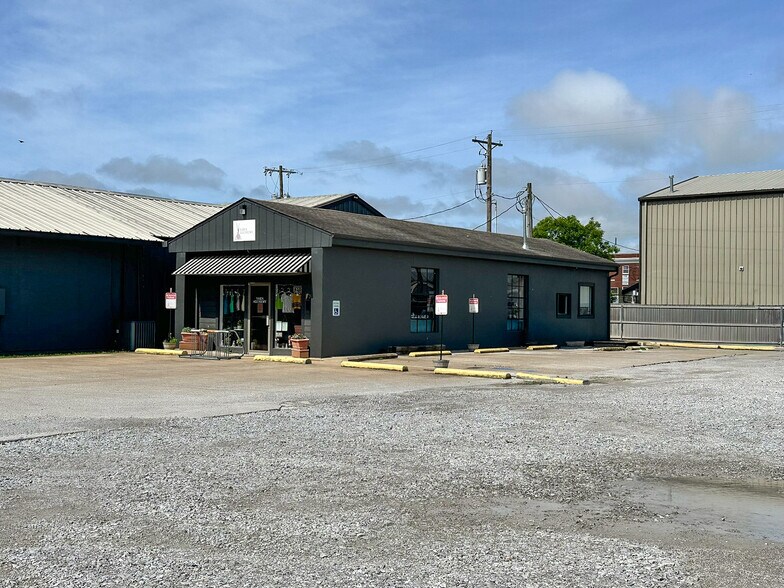 704 S Main St, Bentonville, AR à louer - Photo de l’immeuble – Image 1 sur 6