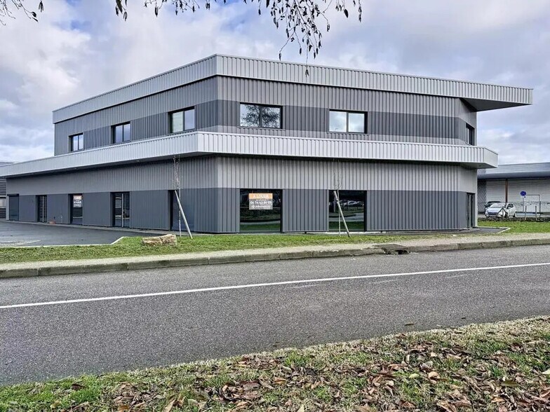 139 Rue Isaac Asimov, Bourgoin-Jallieu à louer - Photo de l’immeuble – Image 2 sur 12