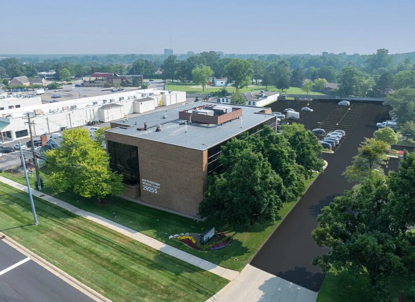 29255 Northwestern Hwy, Southfield, MI à vendre - Photo de l’immeuble – Image 1 sur 2