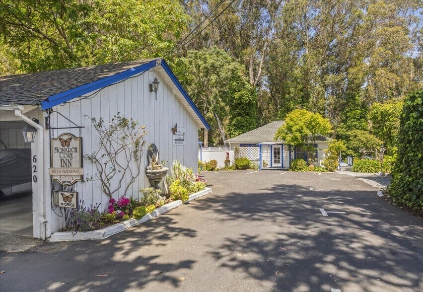The Monarch Cove Inn portefeuille de 3 biens à vendre sur LoopNet.fr - Photo de l’immeuble – Image 3 sur 57