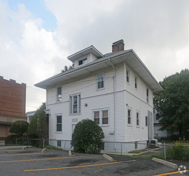 330 Winthrop St, Westbury, NY à vendre - Photo de l’immeuble – Image 2 sur 20
