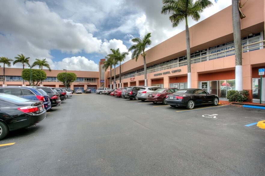 9600 SW 8th St, Miami, FL à louer - Photo principale – Image 2 sur 8