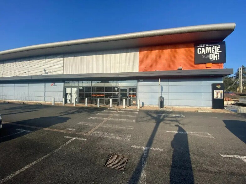 Local commercial dans à louer - Photo de l’immeuble – Image 3 sur 6