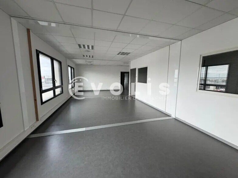 Bureau dans Dury à louer - Photo de l’immeuble – Image 1 sur 6