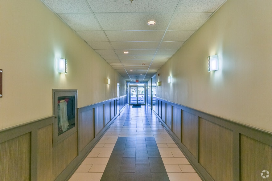 2500 4th St SW, Calgary, AB à louer - Hall d’entrée – Image 3 sur 7