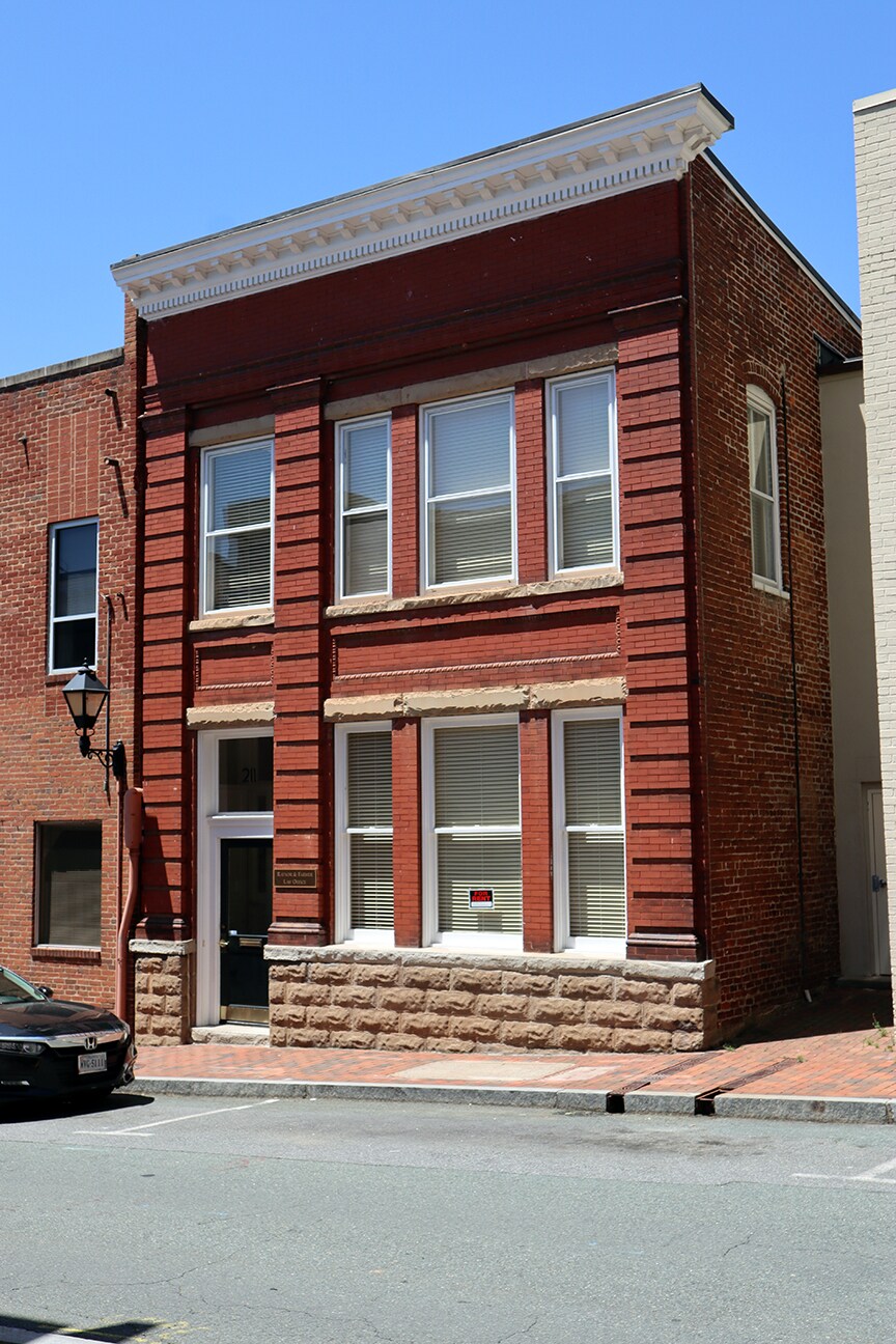 211 5th St NE, Charlottesville, VA à louer Photo de l’immeuble– Image 1 sur 14