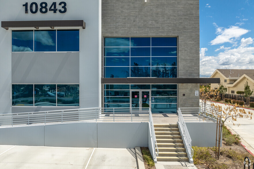 10843 New Jersey St, Redlands, CA à louer - Photo de l’immeuble – Image 3 sur 7