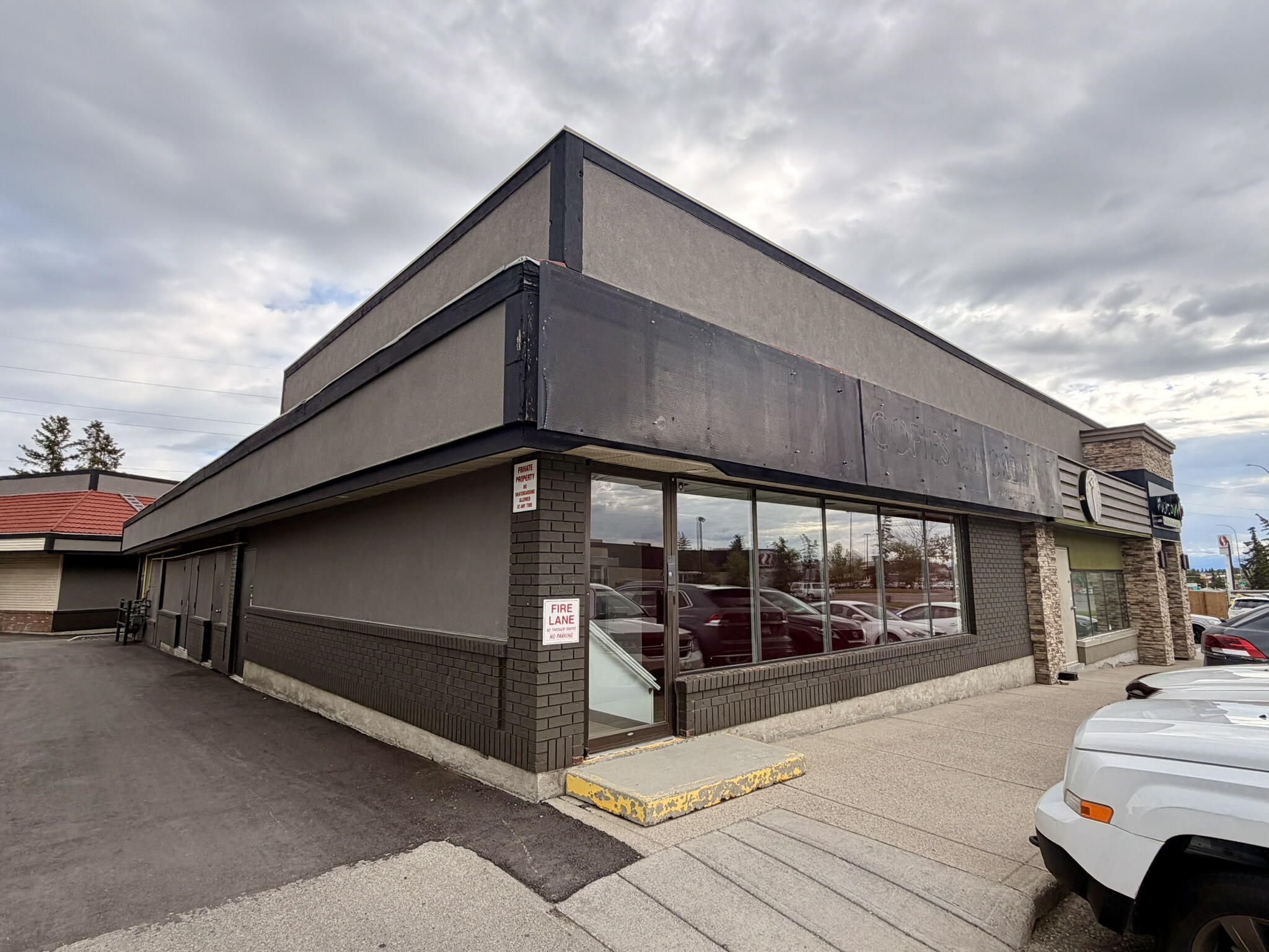 20 Crowfoot Cres NW, Calgary, AB à louer Photo de l’immeuble– Image 1 sur 6