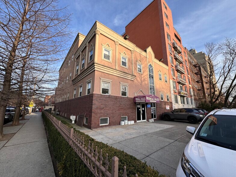 421 Ocean Pky, Brooklyn, NY à vendre - Photo principale – Image 1 sur 12
