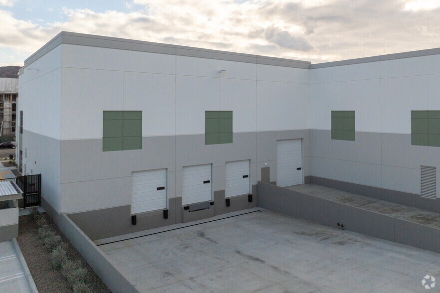 16726 Slover Ave, Fontana, CA à louer - Photo de l’immeuble – Image 3 sur 7