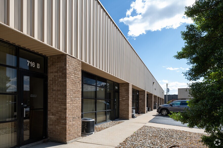 716 Crown Industrial Ct, Chesterfield, MO à louer - Photo de l’immeuble – Image 3 sur 4