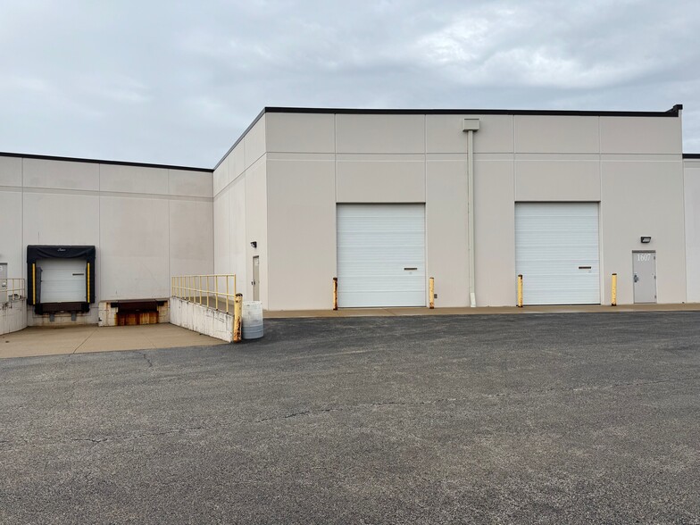 1605 Rock Creek Blvd, Joliet, IL à louer - Photo de l’immeuble – Image 3 sur 14