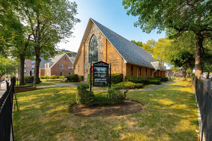 8407 Broadway, Elmhurst, NY à vendre - Photo de l’immeuble – Image 3 sur 5