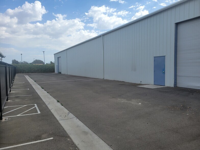445 E Menlo Ave, Hemet, CA à louer - Photo de l’immeuble – Image 3 sur 8