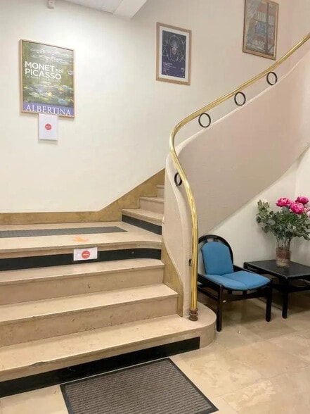 Bureau dans Le Mesnil-le-Roi à louer - Hall d’entrée – Image 3 sur 15