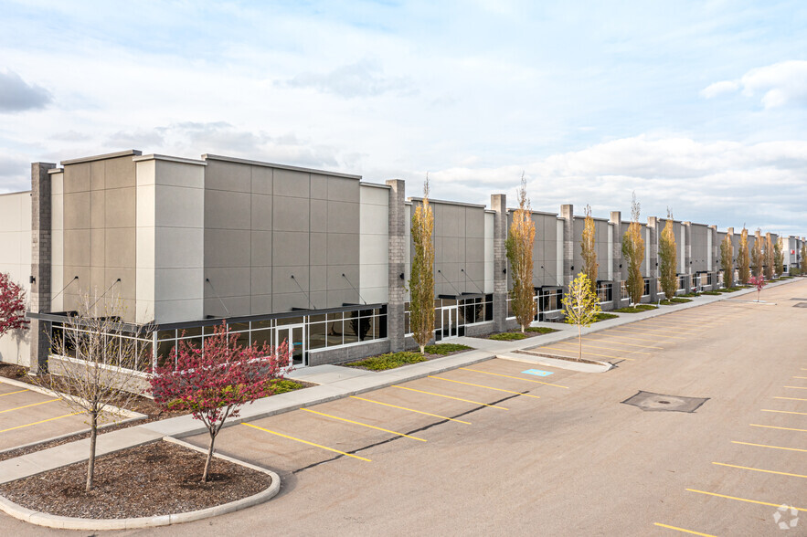 4004-4124 51 Av NW, Edmonton, AB à louer - Photo principale – Image 1 sur 4
